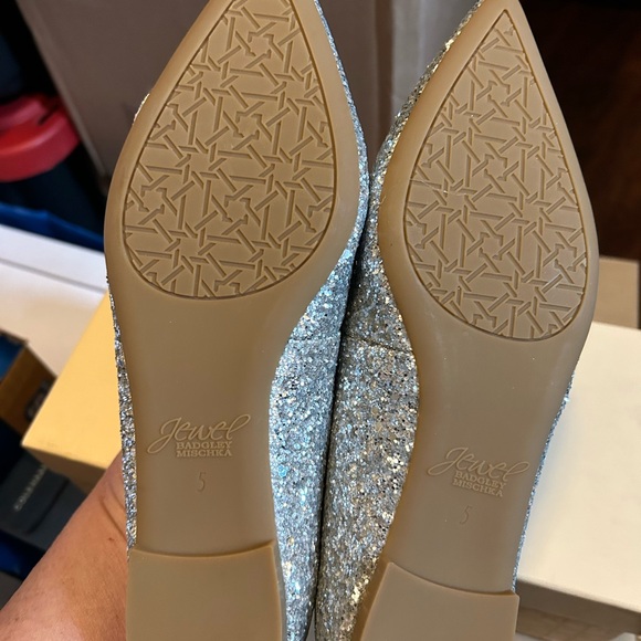 Badgley Mischka women’s Glittering Silver Flats - Picture 5 of 6